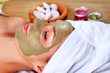 Spa çamur maskesi. kadında spa salo