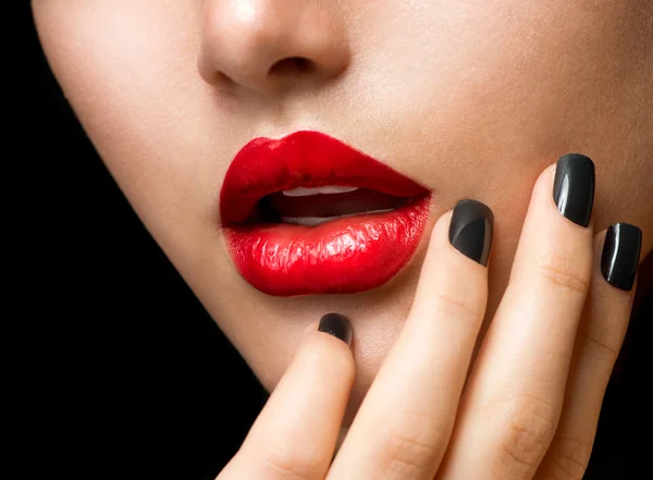 Make-up en manicure. zwarte nagels en rode lippen — Stockfoto