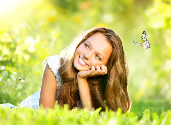 Spring Beauty. Menina bonita deitada na grama verde ao ar livre — Fotografia de Stock