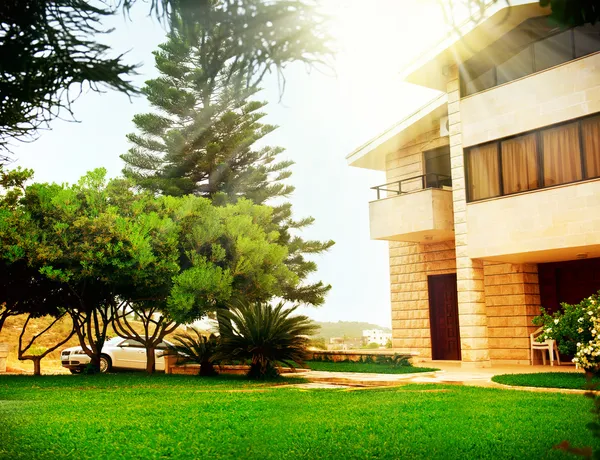 Hermosa casa moderna exterior concepto de bienes raíces — Foto de Stock