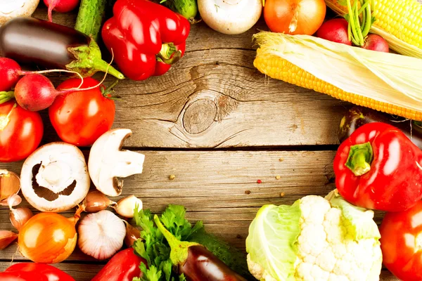 Verduras orgánicas saludables en el fondo de madera — Foto de Stock