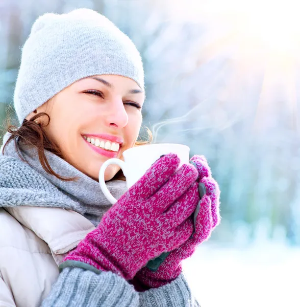 Mooie winter vrouw gelukkig lachend met mok buiten — Stockfoto