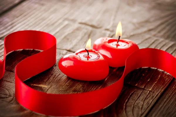 Valentinky srdce svíčky nad dřevo. Den svatého Valentýna — Stock fotografie