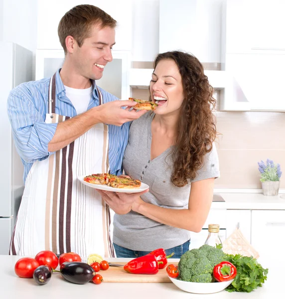 Happy Couple Eating Pizza. Cozinhar juntos — Fotografia de Stock