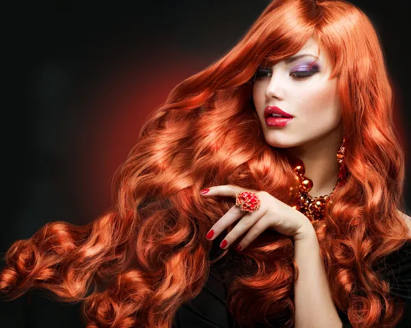 Cabello rojo. Retrato de chica de moda. pelo largo rizado — Foto de Stock