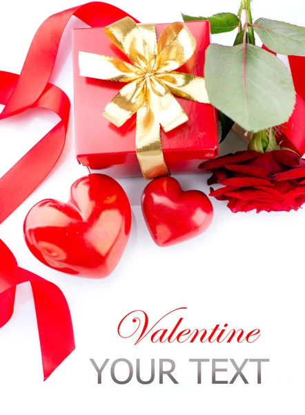 Corazones de San Valentín, Rose Flower y caja de regalo aislados en blanco —  Fotos de Stock