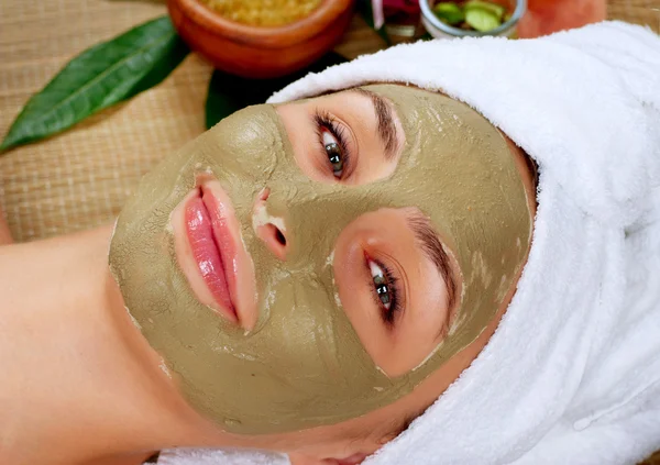 Spa mud mask. kvinna i spasalong — Stockfoto