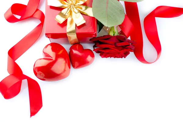 Valentinsherzen, Rosenblume und Geschenkbox isoliert auf weiß — Stockfoto