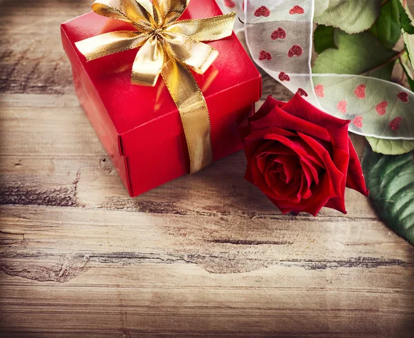 Valentine. rosa blomma och present box över trä bakgrund — Stockfoto