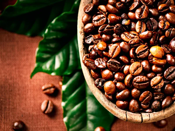 咖啡豆。碗的香浓咖啡特写 — 图库照片