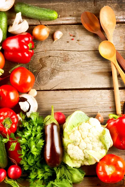 Hälsosamma ekologiska grönsaker på en trä bakgrund — Stockfoto