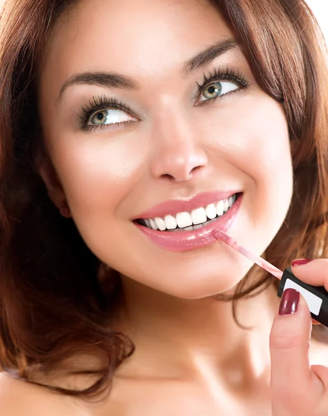 Menina beleza aplicando Lipgloss. Maquiagem. Rosto da bela mulher — Fotografia de Stock