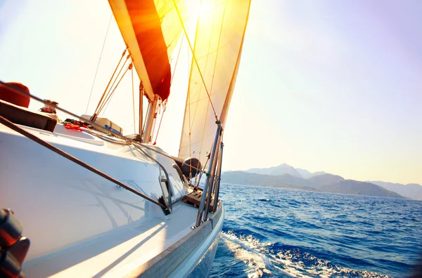 Yacht Vela contro il tramonto. Barca a vela. Yachting. Vela — Foto Stock