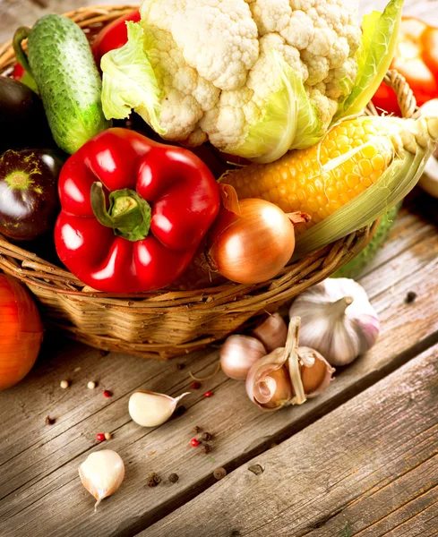 Verduras orgánicas saludables en el fondo de madera — Foto de Stock