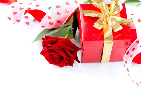 Cadeau de Saint-Valentin. Fleur rose avec ruban isolé sur blanc — Photo