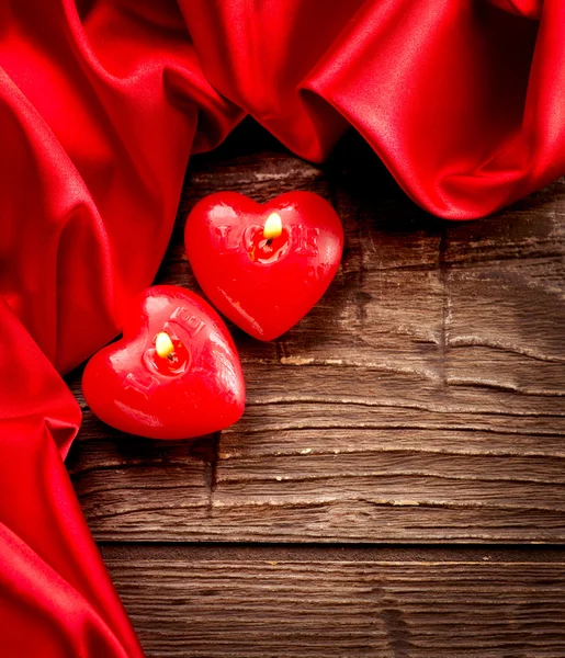 Valentinky srdce svíčky nad dřevo. Den svatého Valentýna — Stock fotografie