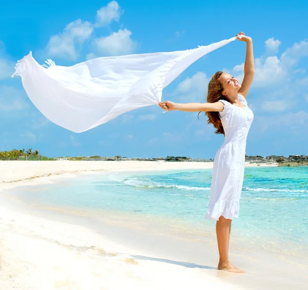 Menina bonita com cachecol branco na praia — Fotografia de Stock