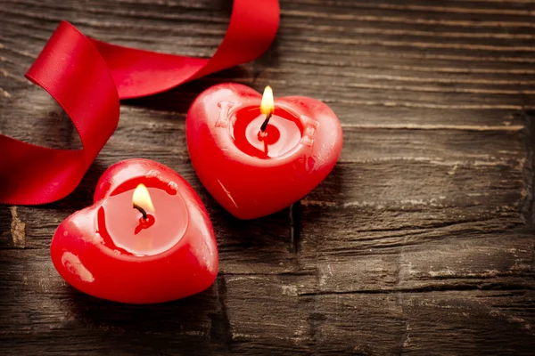 Corazones de San Valentín Velas sobre madera. Día de San Valentín —  Fotos de Stock