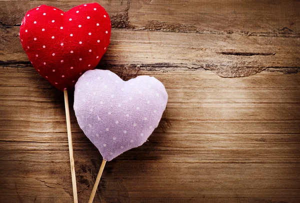 San Valentín Vintage corazones hechos a mano sobre fondo de madera —  Fotos de Stock