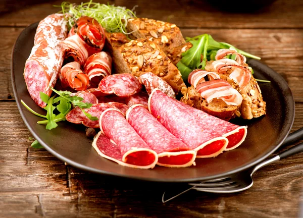 Des saucisses. Divers jambon italien, salami et bacon. Aliments de viande — Photo