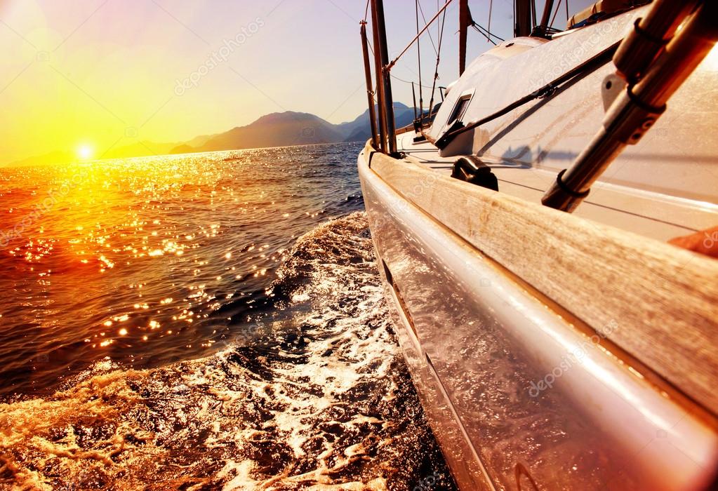 Yacht Vela contro il tramonto. Barca a vela. Yachting. Vela