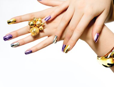 Manikür. moda metalik tırnak cilası