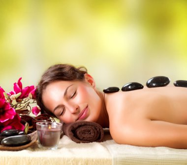 Spa salonu. taş masajı. Relax