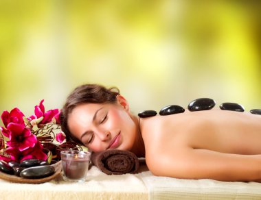 Spa salonu. taş masajı. Relax