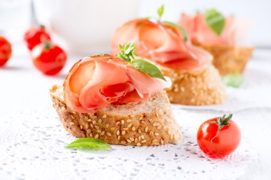 Jamon. ekmek ile İspanyol serrano jambonu dilimleri tapas görev yaptı.