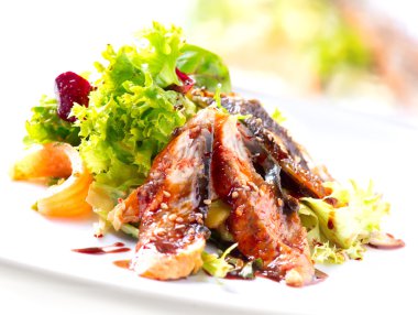 unagi sos füme yılan balığı salatası