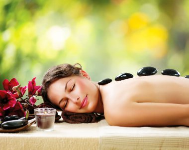 Spa salonu. taş masajı. Relax