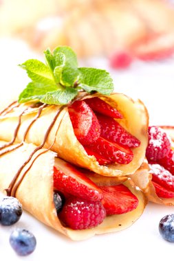 Krep üzerine beyaz çilek ile