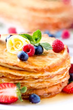 krep. çilek ile krep. Krep yığını