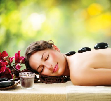 Spa salonu. taş masajı. Relax