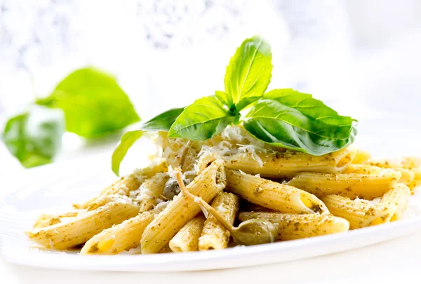 Makaron penne z sosem pesto. dania kuchni włoskiej — Zdjęcie stockowe