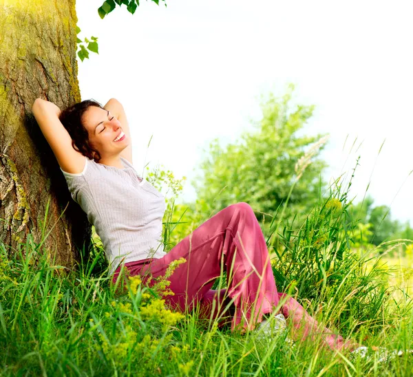 Schöne junge Frau, die sich im Freien erholt. Natur — Stockfoto