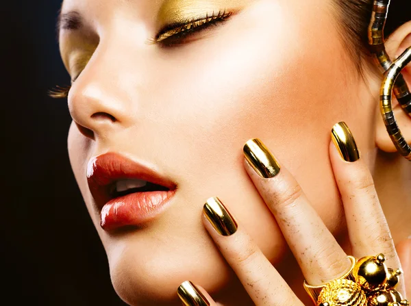 Bellezza della moda. Manicure e trucco — Foto Stock