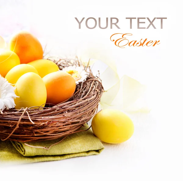 Semana Santa. Huevos de Pascua pintados y flores de primavera en el nido —  Fotos de Stock