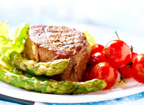 Gegrilltes Rindersteak mit Bratkartoffeln, Spargel, Tomaten — Stockfoto