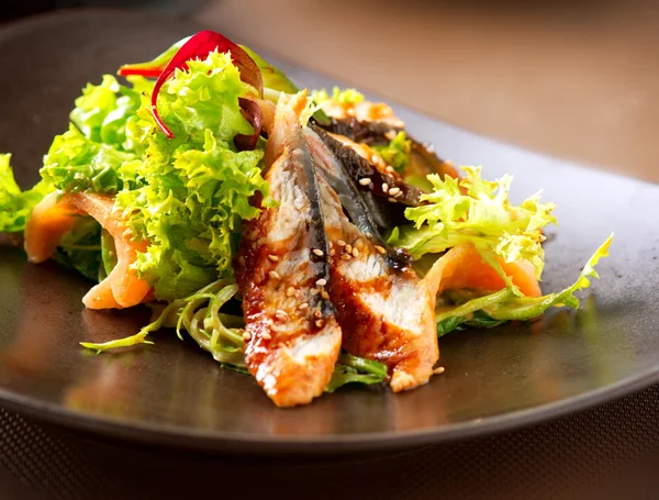 Salada com enguia defumada com molho Unagi. Comida japonesa — Fotografia de Stock