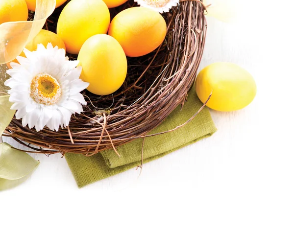 Semana Santa. Huevos de Pascua pintados y flores de primavera en el nido —  Fotos de Stock