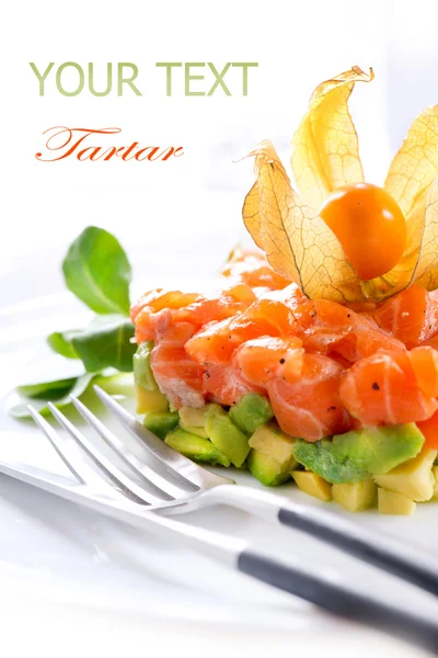 Tartare de saumon sur fond blanc — Photo