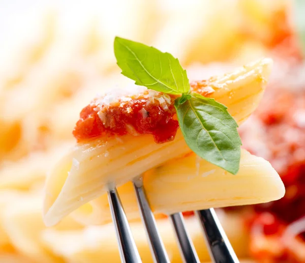 Pasta penne met bolognese saus, basilicum en Parmezaanse kaas — Stockfoto