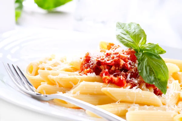 Pasta penne med köttfärssås, basilika och parmesan — Stockfoto