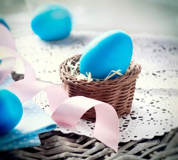 复活节。彩绘的鸡蛋。复活节彩蛋篮子里 — 图库照片