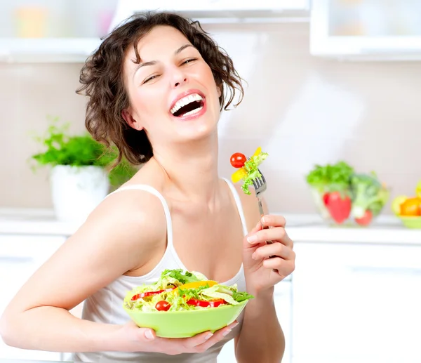 Dieta. Hermosa mujer joven comiendo ensalada de verduras — Foto de Stock