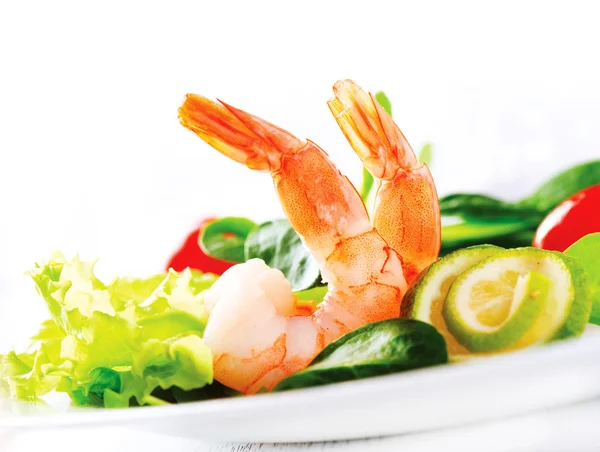 Ensalada de gambas. Ensalada de camarones saludables con verduras mixtas y tomates —  Fotos de Stock