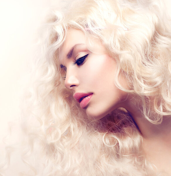 Кудрявые волосы. Девушка из моды с длинными здоровыми волнистыми волосами
