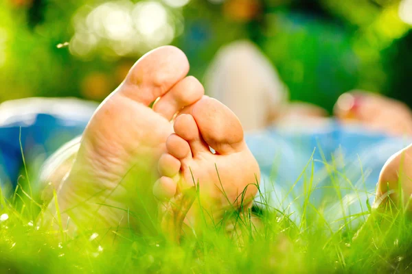 Park. Young Couple Lying on Grass Outdoor — Stock Photo, Image