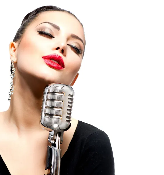 Şarkı söyleyen kadın üzerinde beyaz izole retro mikrofon ile — Stok fotoğraf